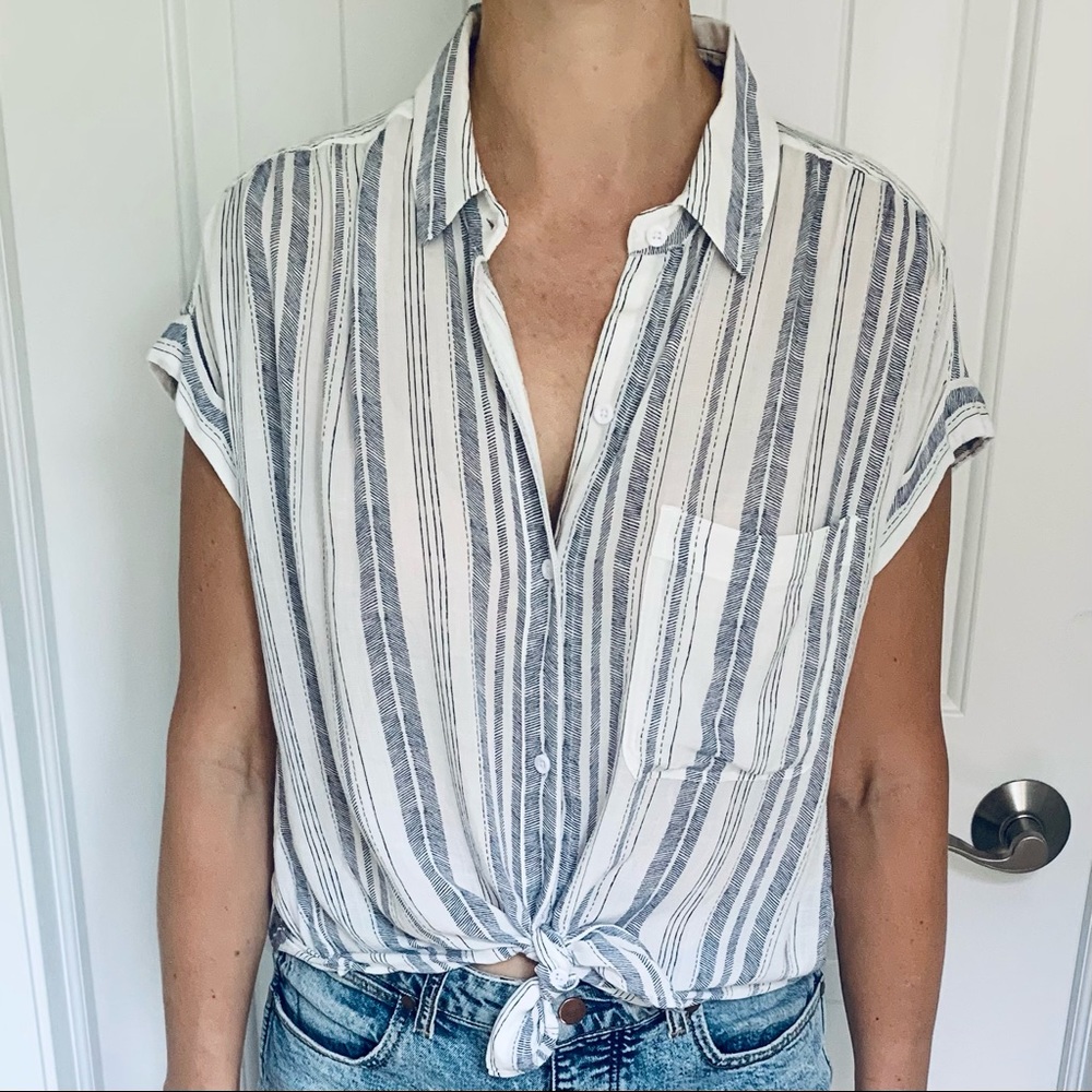 Like new, short sleeve Cloth & Stone blouse, XS